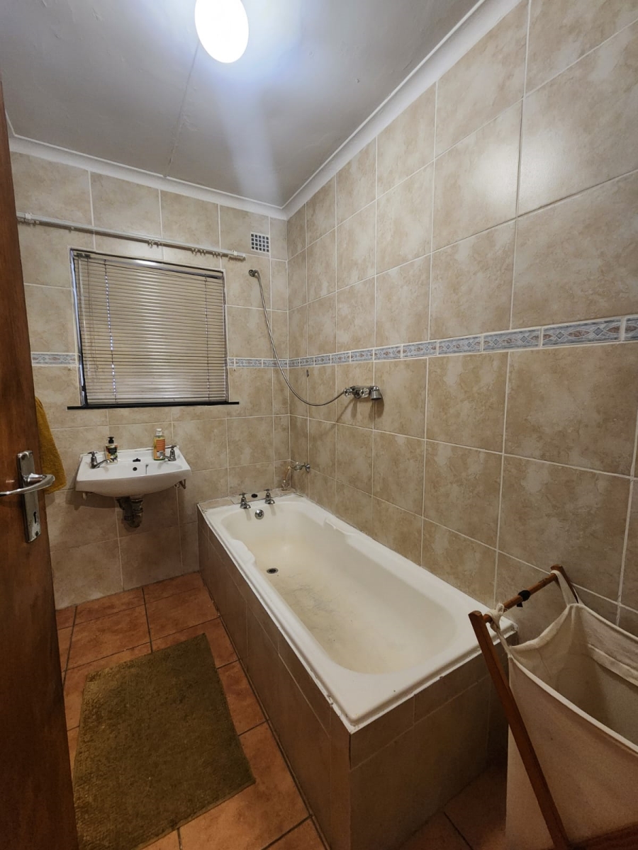To Let 4 Bedroom Property for Rent in Eikendal Western Cape